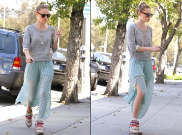 Jupe longue + sneakers compensées = le bon mix