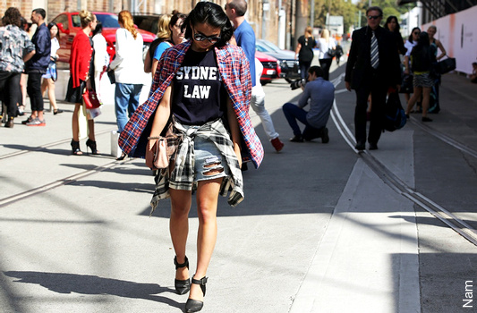 La chemise à carreaux nouée autour de la taille