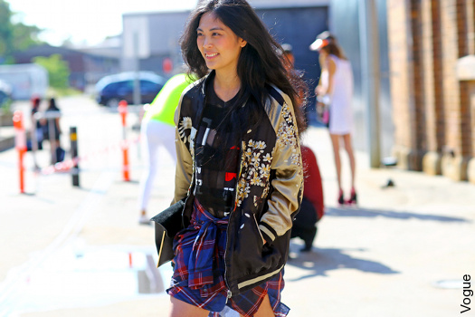 La chemise à carreaux nouée autour de la taille