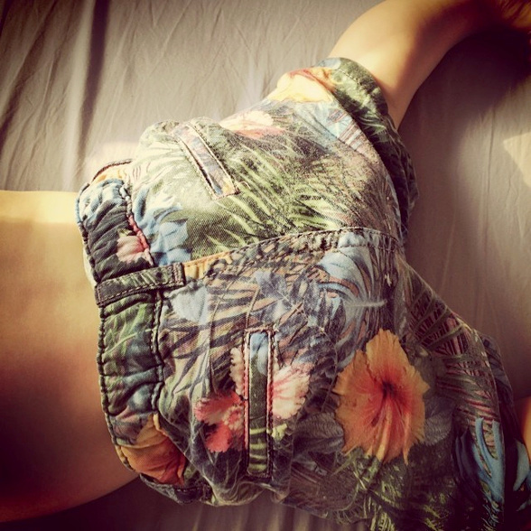 Charles en short hawaïen