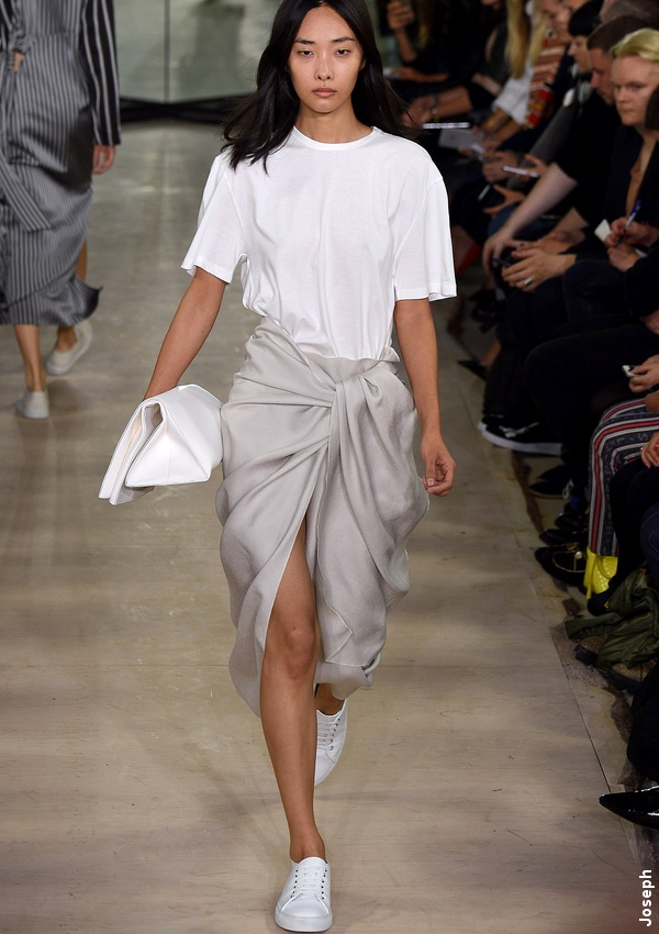 Jupe paréo + tee-shirt blanc