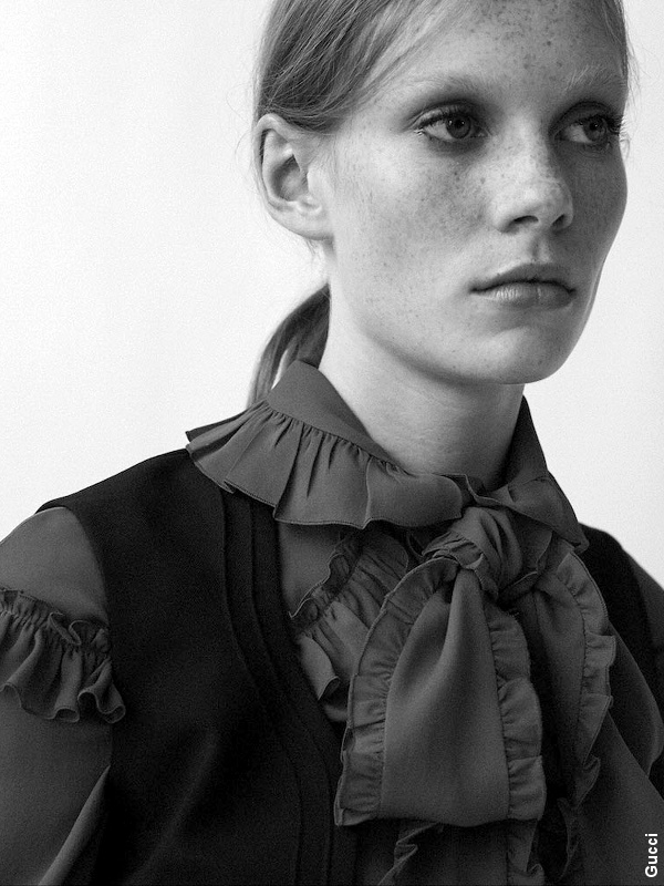 Tops à volants gris