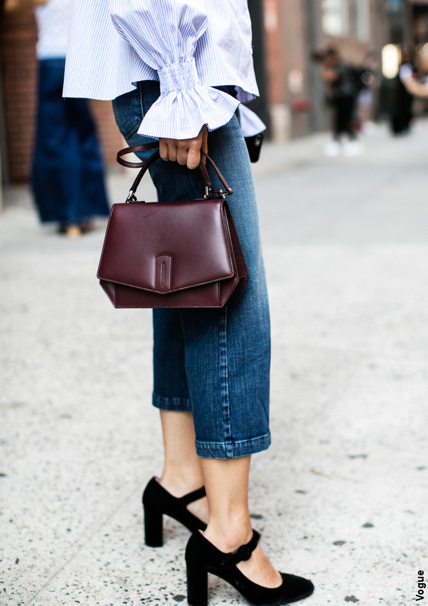 Chemise à rayures bleues + jean 7/8 + escarpins noirs