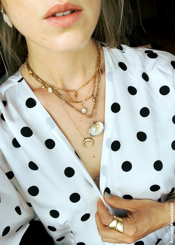 Tenue blanche à pois noirs