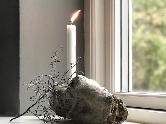 Nappe en lin, accumulation monochrome, bougeoir organique et autres lubies déco...