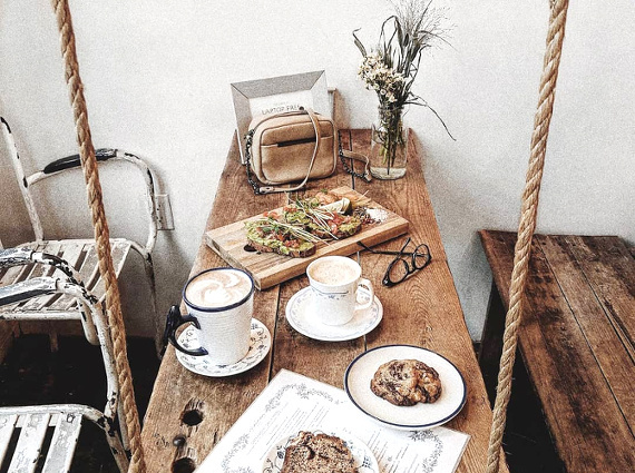 Bois naturel, portrait anonyme, suspensions pragmatiques et autres lubies déco