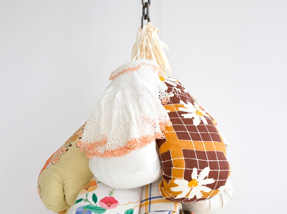 Boîtes à souvenirs suspendues, pots textiles et autres lubies déco