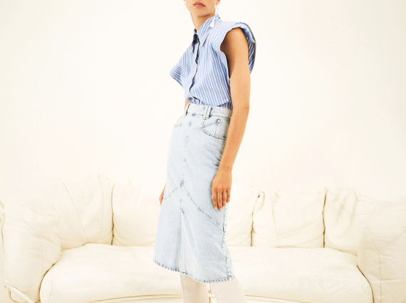 La jupe en jean mi-longue : micro tendance automne/hiver 2020-2021 