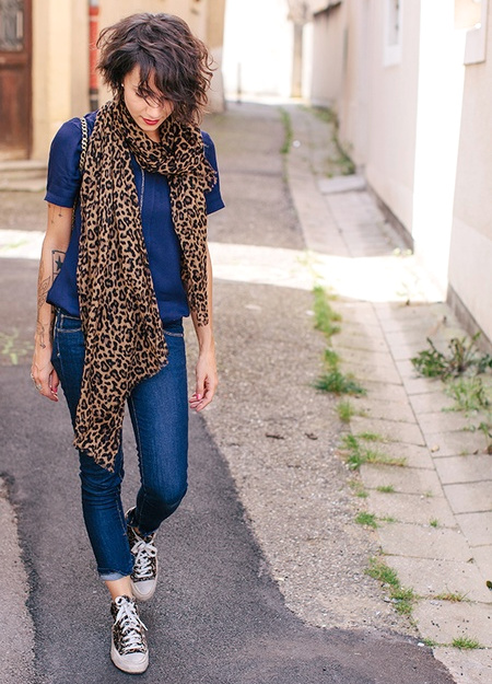 Maxi foulard léopard + slim + converses