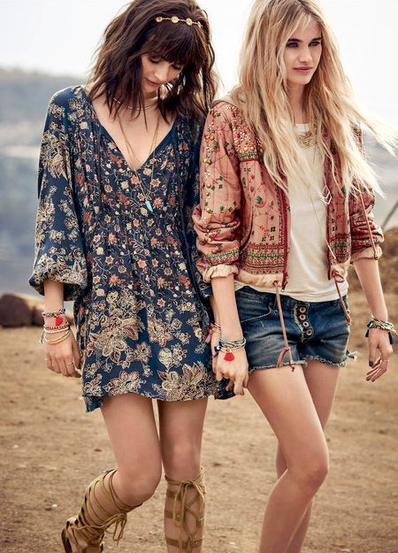 Robe fleurie + head band doré + sandales à lanières