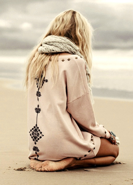 Maxi écharpe + tunique brodée + bijoux