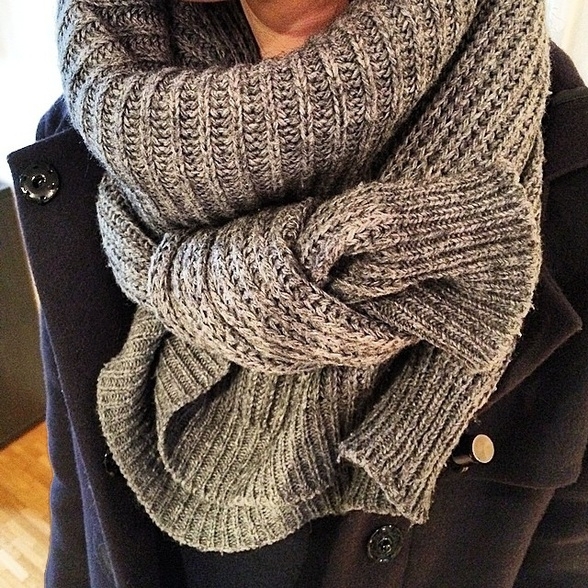 Pull enroulé autour du cou