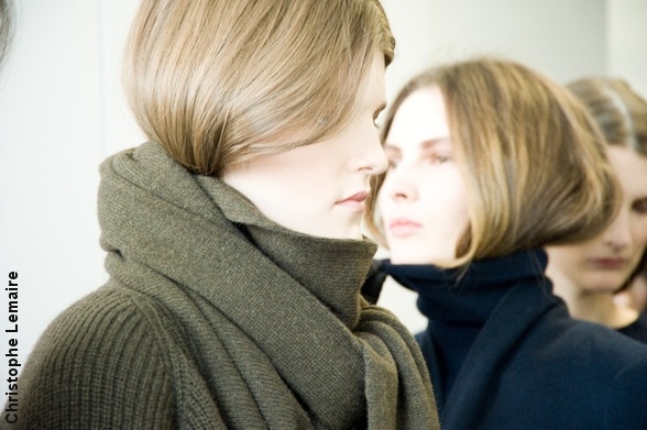 Le pull porté en écharpe - Tendances automne/hiver 2014-2015