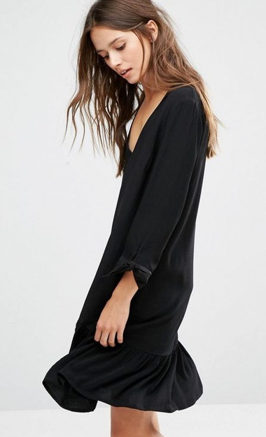 Robe noire à bordure volantée