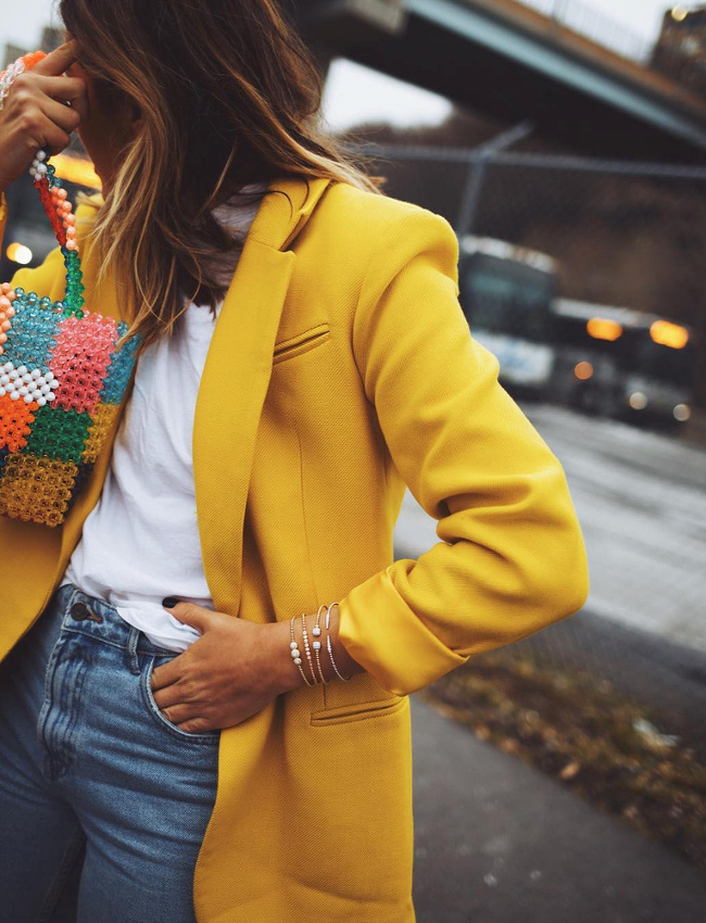 Wanted : un blazer jaune susceptible de booster notre humeur du jour !