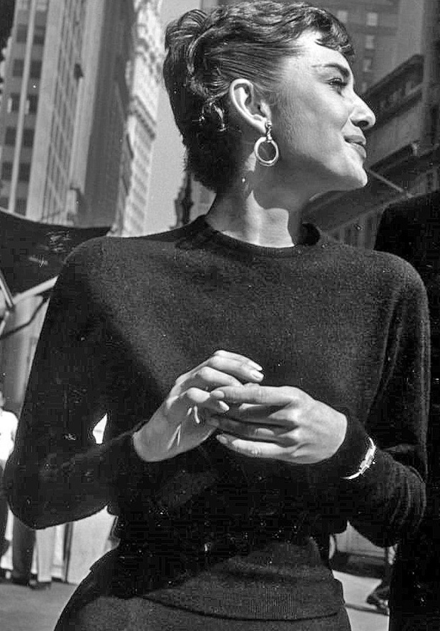 Entre chic et espièglerie, Audrey Hepburn fascine