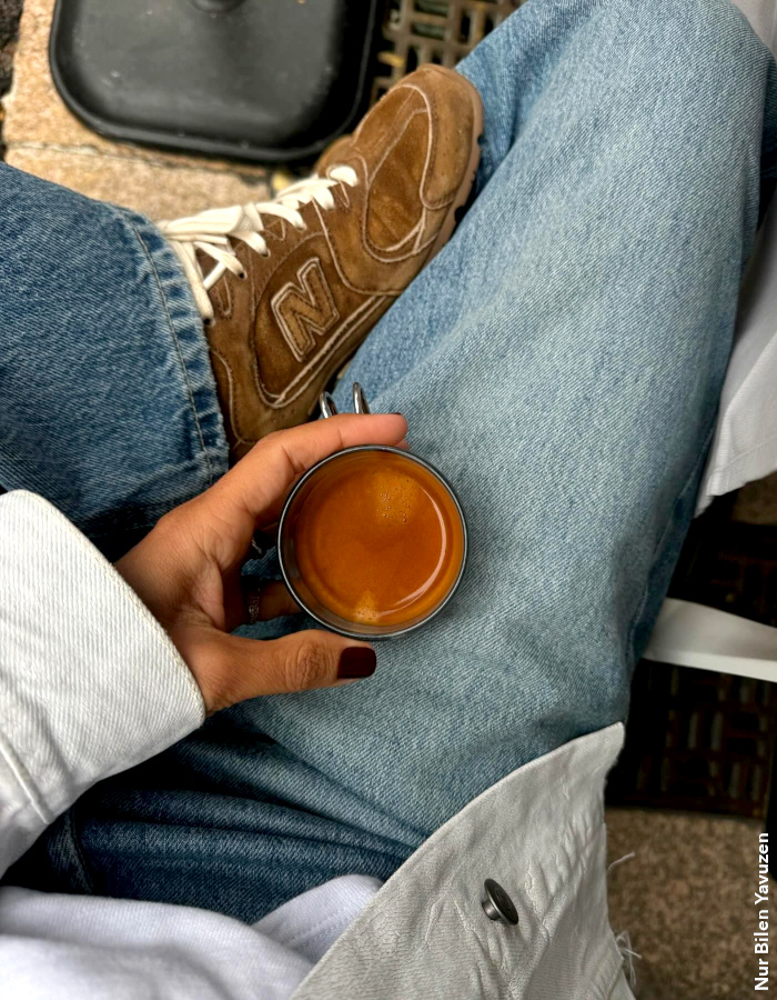 Baskets New Balance et tasse à café