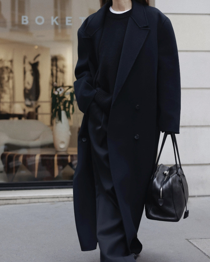 Total look noir + très légère touche de blanc = le bon mix