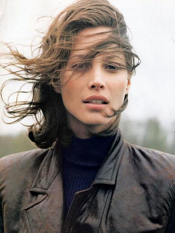 Veste en cuir marron + pull col roulé bleu marine + cheveux au vent = le bon mix