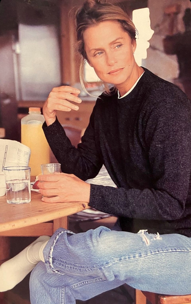 Jean déchiré + pull col rond = le bon mix