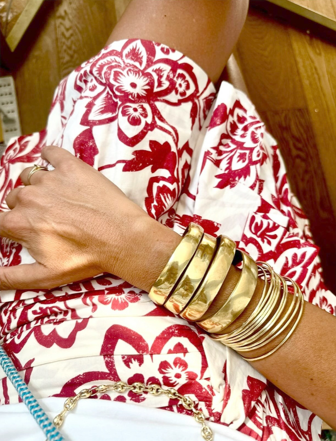 Accumulation de bracelets + imprimé hawaïen = le bon mix