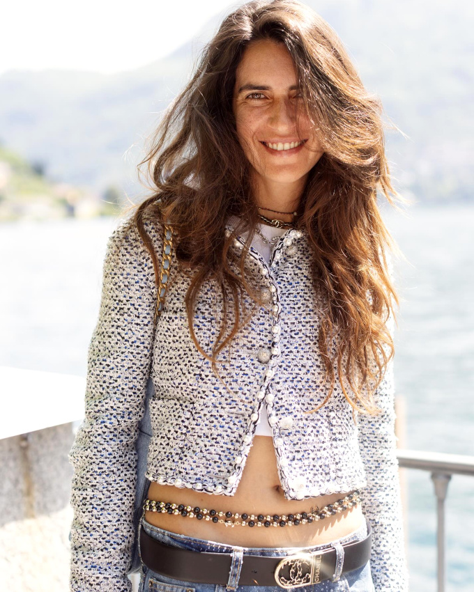 Rien de tel qu'une chevelure joyeusement désinvolte pour accompagner une petite veste Chanel !