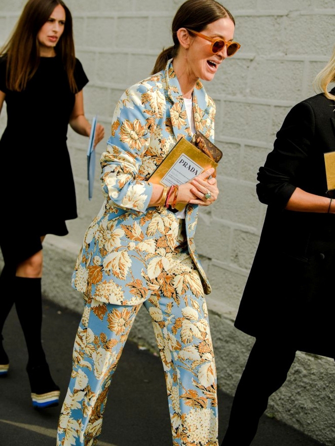 Costume + imprimé fleuri = le bon mix