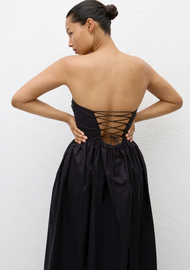 Mêlant épure et sensualité, ce look a tout bon !