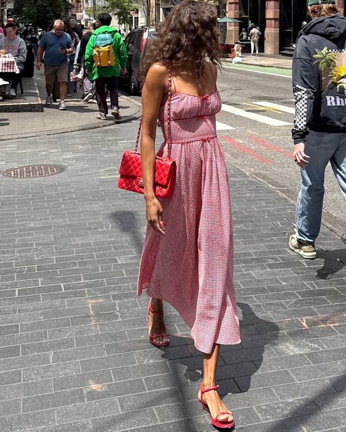 Oui au total look rouge plus frais que glamour !