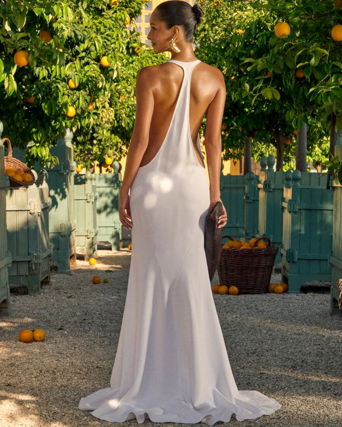 Mêlant épure, longueur généreuse et dos nageur, cette robe a tout bon !