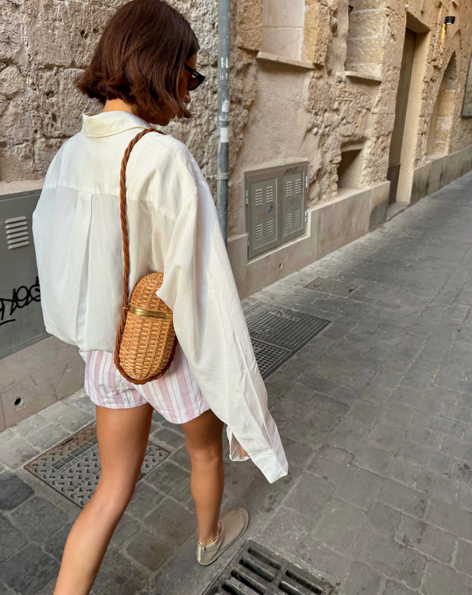 Short + maxi chemise + petit sac en osier tressé = le bon mix