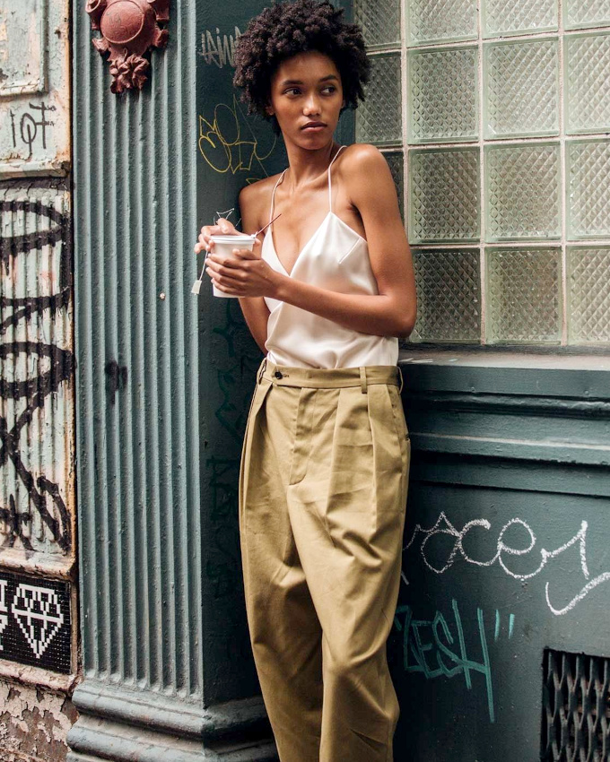 Mêlant douceur féminine et pièce unisexe, ce look a tout bon !
