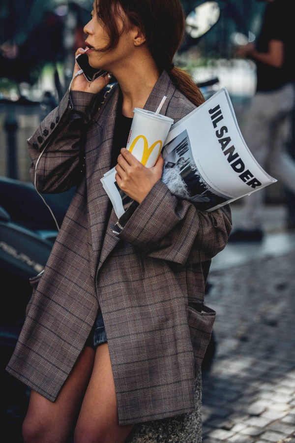 Avec sa dégaine boyish espiègle, ce look a tout bon !