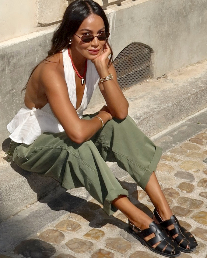 Entre bronzage caramel et mélange subtil de styles, ce look a tout bon !