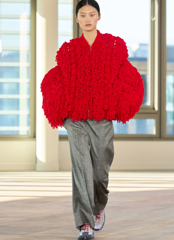 Pull rouge XXL et pantalon gris