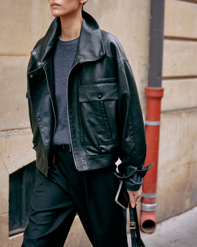 Rien de tel qu'un blouson en cuir pour affûter l'énergie d'un look casual/urbain !