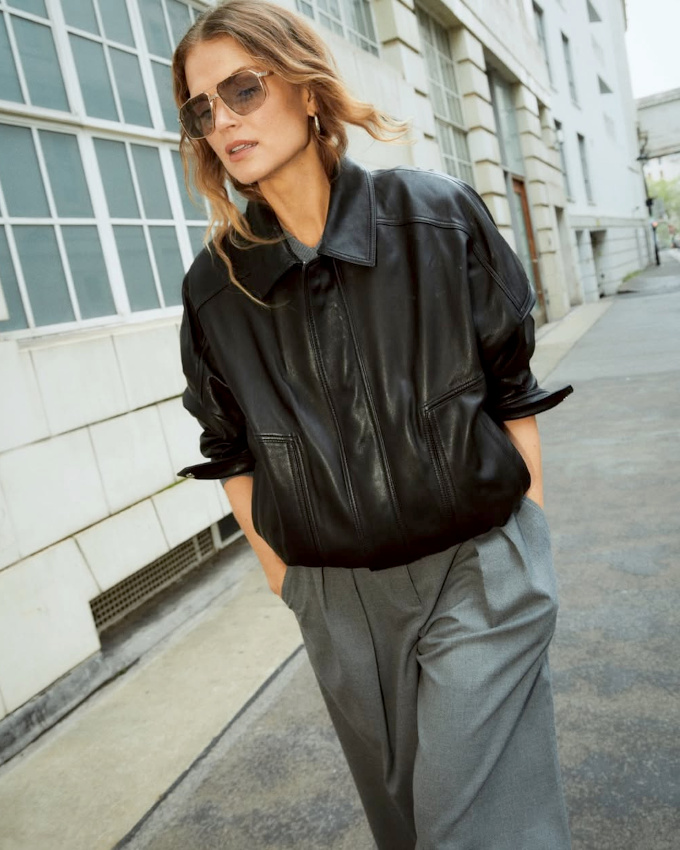 La désirabilité du duo blouson en cuir nineties/pantalon de costume gris n'en finit pas de grimper !