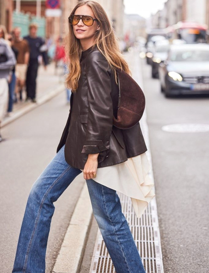 Mêlant cuir marron, lunettes aviateur et mousseline blanc cassé, ce look a tout bon !
