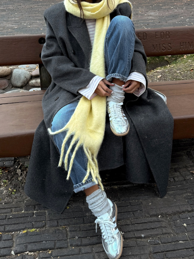 Rien de tel qu'une touche d'argenté pour faire respirer les looks couvrants d'hiver !