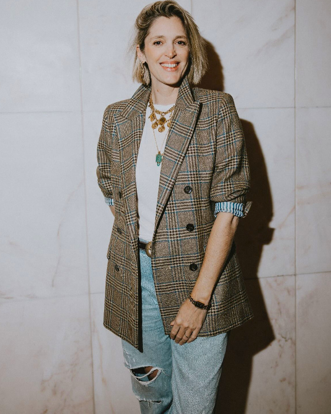 Blazer à carreaux + tee-shirt blanc + maxi sourire = le bon mix