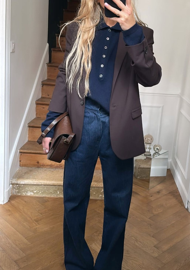 Blazer marron + pull col polo bleu marine = le bon mix