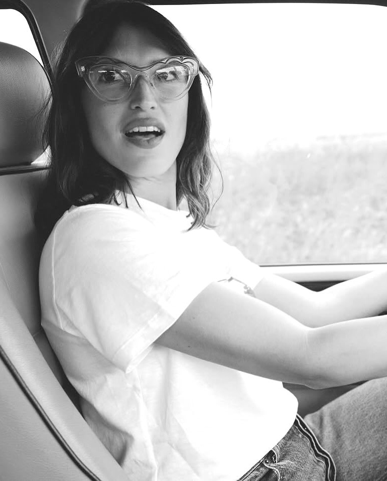 Tee-shirt blanc + lunettes pin-up = le bon mix