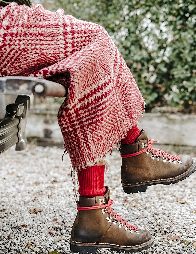 Chaussures de randonnée + chaussettes rouges = le bon mix